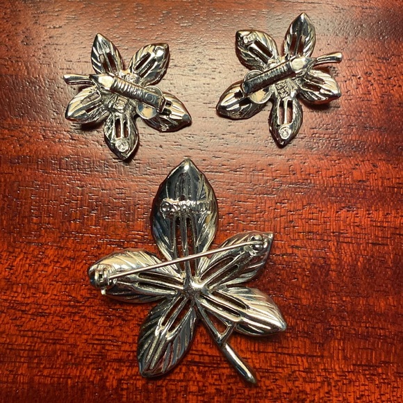 Vintage Sarah Coventry Silvertone Leaf Brooch and Clip Earring Set Like New - Picture 4 of 9